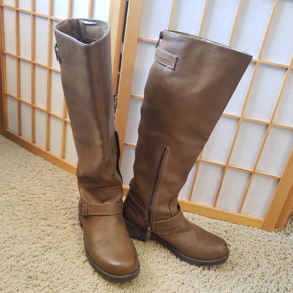 Boots - Picture 3 of 5